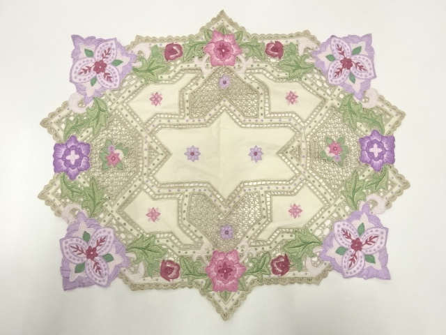 アンティーク　レース花模様テーブルセンター